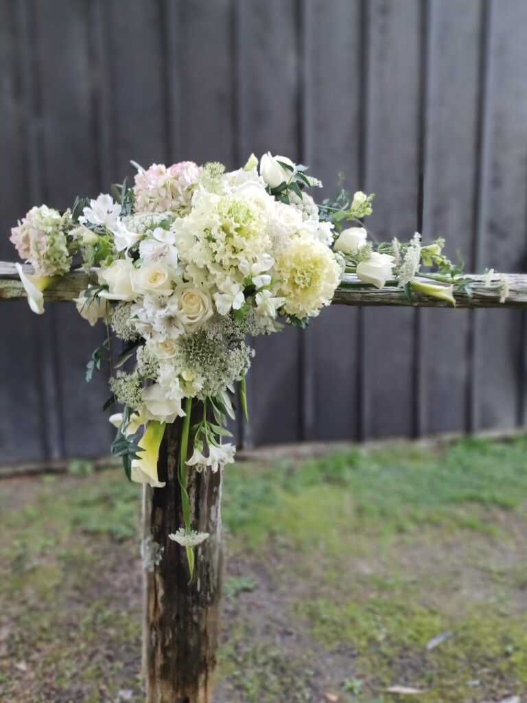 Beautiful Kin Florist Matakana wedding arrangement. White garden style romantic florals.